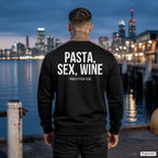 PASTA, SEX, WINE – schwarzer Pullover mit weißem Backprint, Herren am Hafen