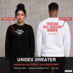 Your dad still saved my number – Pullover wahlweise mit Front- oder Backprint, Paar vor Betonwand