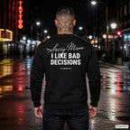 Sorry mum, I like bad decisions – schwarzer Pullover mit weißem Backprint, Herren in der Stadt bei Nacht