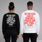 Do you ever look at someone’s fingers and just think... yeah – Pullover mit Backprint, Frau in Schwarz und Mann in Weiß