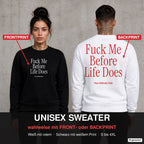 Fuck me before life does – Pullover wahlweise mit Front- oder Backprint, Paar vor Betonwand