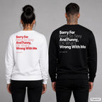 Sorry for being so sexy and funny, IDK what’s wrong with me – Pullover mit Backprint, Frau in Weiß mit rotem und Mann in Schwarz mit weißem Aufdruck
