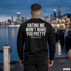 Hating me won’t make you pretty – schwarzer Pullover mit weißem Backprint, Herren am Hafen