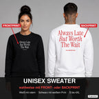 Always late but worth the wait – Pullover wahlweise mit Frontprint oder Backprint – Frau vorne in Schwarz, Mann hinten in Weiß