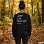 Better late than ugly – schwarzer Pullover mit weißem Backprint, Damen beim Herbstspaziergang