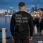 Sorry, I only date funny guys – schwarzer Pullover mit weißem Backprint, Herren am Hafen