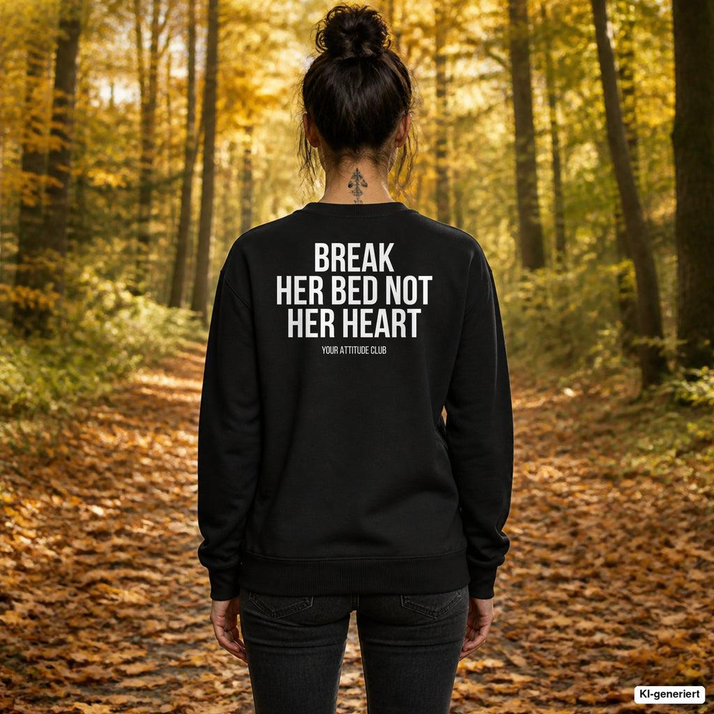 Break her bed not her heart – schwarzer Pullover mit weißem Backprint, Damen beim Herbstspaziergang