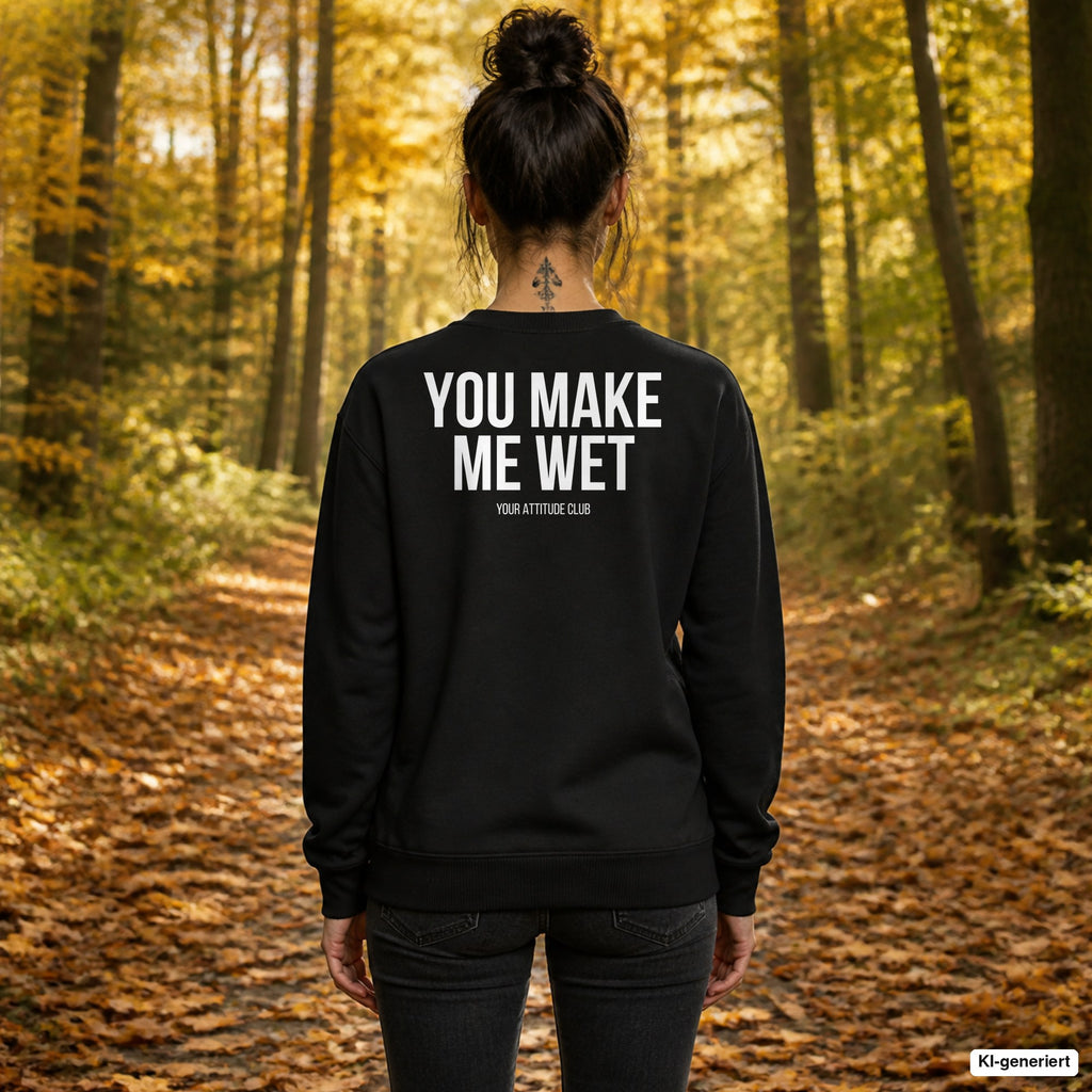 You make me wet – schwarzer Pullover mit weißem Backprint, Damen beim Herbstspaziergang