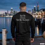 Not my circus, not my monkeys – schwarzer Pullover mit weißem Backprint, Herren am Hafen