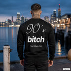 90’s bitch – schwarzer Pullover mit weißem Backprint, Herren am Hafen