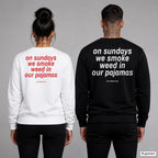 On Sundays we smoke weed in our pajamas – Pullover mit Backprint, Frau in Weiß mit rotem und Mann in Schwarz mit weißem Aufdruck