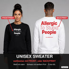 Allergic to stupid people – Pullover wahlweise mit Frontprint oder Backprint – Frau vorne in Schwarz, Mann hinten in Weiß