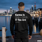 Karma is only a bitch if you are – schwarzer Pullover mit weißem Backprint, Herren am Hafen