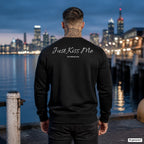 Just kiss me – schwarzer Pullover mit weißem Backprint, Herren am Hafen