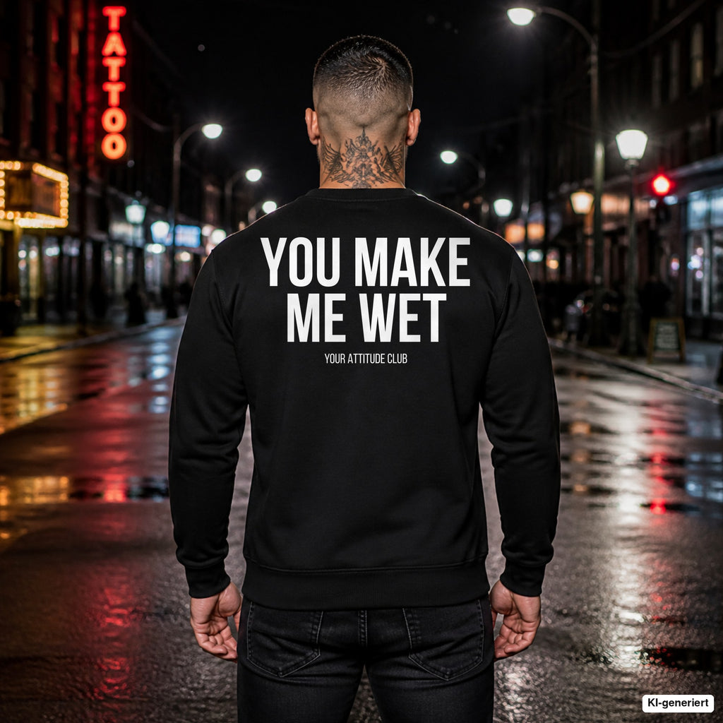 You make me wet – schwarzer Pullover mit weißem Backprint, Herren in der Stadt bei Nacht