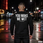 You make me wet – schwarzer Pullover mit weißem Backprint, Herren in der Stadt bei Nacht