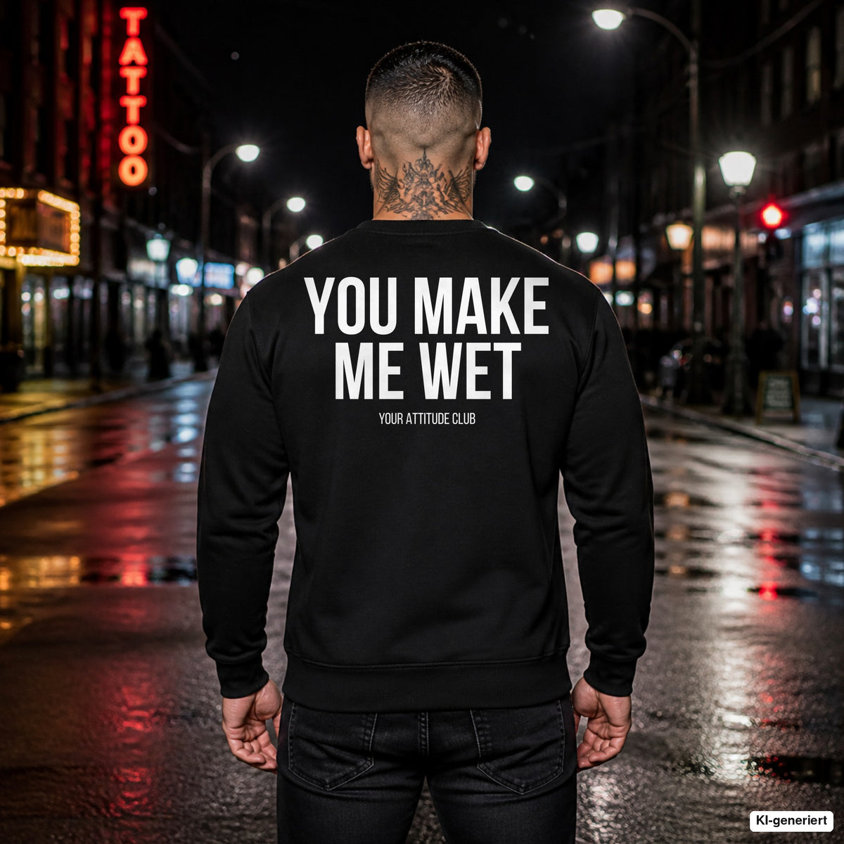You make me wet – schwarzer Pullover mit weißem Backprint, Herren in der Stadt bei Nacht