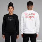Too old for DiCaprio – Pullover unisex mit Frontprint (Frau, Schwarz) und Backprint (Mann, Weiß)