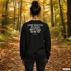 Good morning fuckers, don’t talk to me yet – schwarzer Pullover mit weißem Backprint, Damen beim Herbstspaziergang