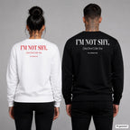 I’m not shy, I just don’t like you – Pullover mit Backprint, Frau in Weiß mit rotem und Mann in Schwarz mit weißem Aufdruck