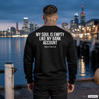 My soul is empty like my bank account – schwarzer Pullover mit weißem Backprint, Herren am Hafen