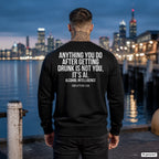 Anything you do after getting drunk is not you, it’s Ai. alcohol intelligence – schwarzer Pullover mit weißem Backprint, Herren am Hafen