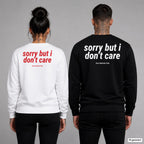 Sorry, but I don’t care – Pullover mit Backprint, Frau in Weiß mit rotem und Mann in Schwarz mit weißem Aufdruck