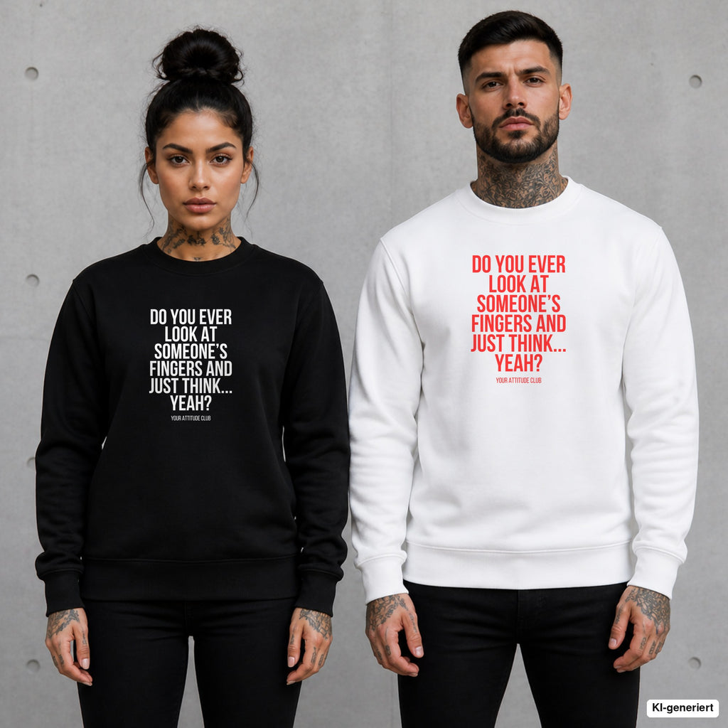 Do you ever look at someone’s fingers and just think... yeah – Pullover mit Frontprint, Frau in Schwarz und Mann in Weiß vor Betonwand