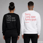 Sorry, I only date funny guys – Pullover mit Backprint, Frau in Schwarz und Mann in Weiß