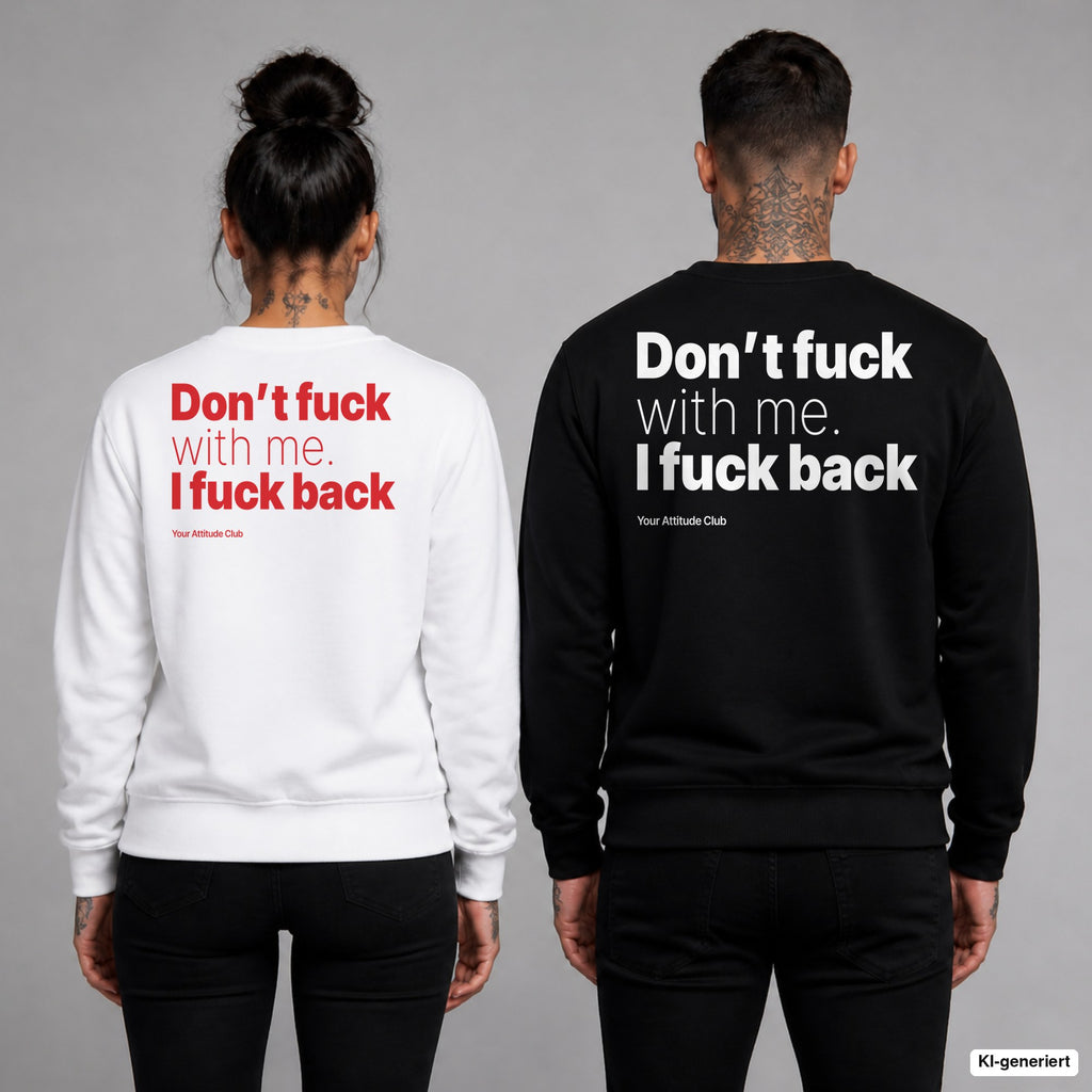Don’t fuck with me. I fuck back. – Pullover mit Backprint, Frau in Weiß mit rotem und Mann in Schwarz mit weißem Aufdruck