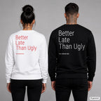 Better late than ugly – Pullover mit Backprint, Frau in Weiß mit rotem und Mann in Schwarz mit weißem Aufdruck