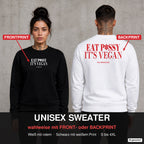 Eat p*ssy, it’s vegan – Pullover wahlweise mit Front- oder Backprint, Paar vor Betonwand