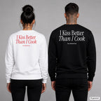 I kiss better than I cook – Pullover mit Backprint, Frau in Weiß mit rotem und Mann in Schwarz mit weißem Aufdruck