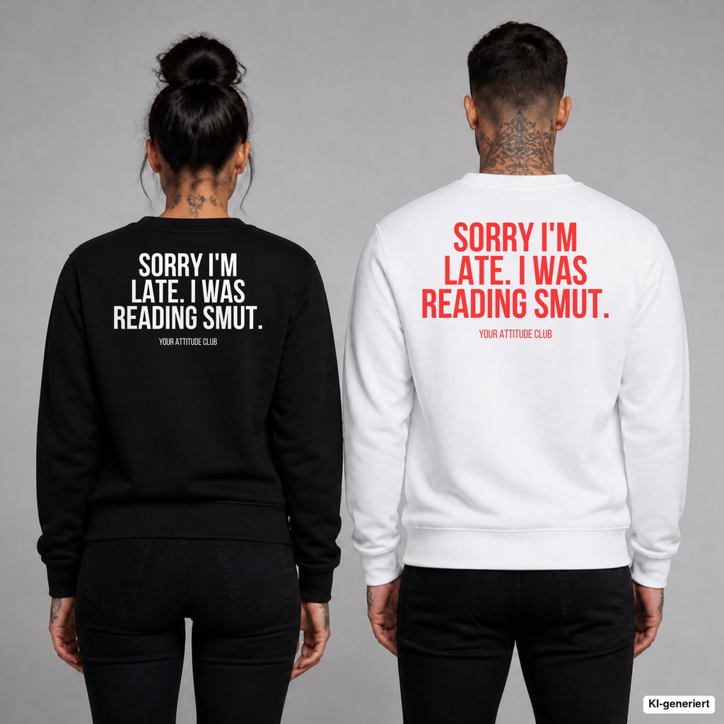Sorry I'm late. I was reading smut – Pullover mit Backprint, Frau in Schwarz und Mann in Weiß