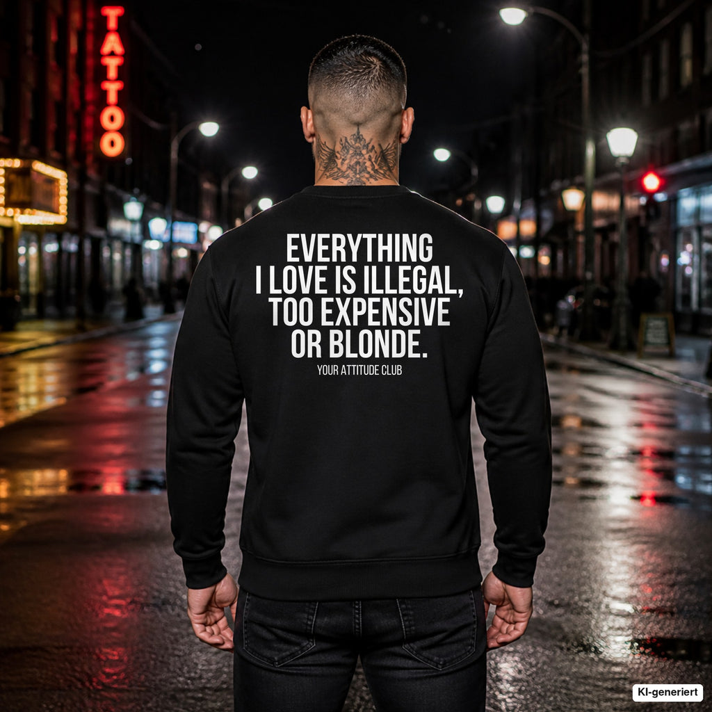 Everything I love is illegal, too expensive or blonde – schwarzer Pullover mit weißem Backprint, Herren in der Stadt bei Nacht