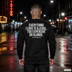 Everything I love is illegal, too expensive or blonde – schwarzer Pullover mit weißem Backprint, Herren in der Stadt bei Nacht