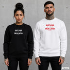 Just kiss me, we can talk later – Pullover mit Frontprint, Frau in Schwarz und Mann in Weiß vor Betonwand