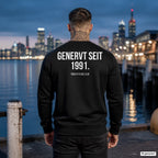 GENERVT SEIT 199X – schwarzer Pullover mit weißem Backprint, Herren am Hafen