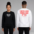 I need a hug from a bad b*tch – Pullover unisex mit Frontprint (Frau, Schwarz) und Backprint (Mann, Weiß)