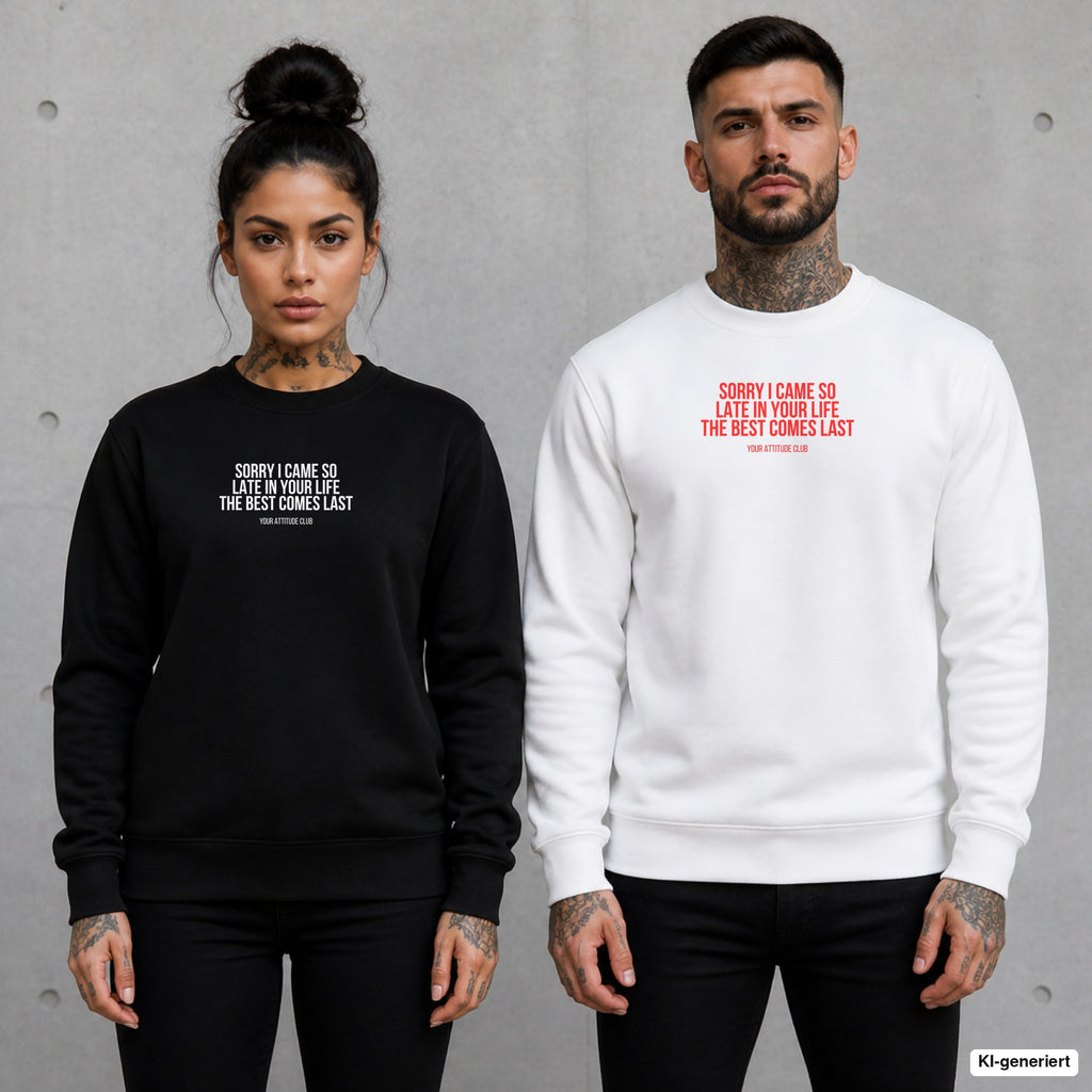 Sorry I came so late in your life the best comes last – Pullover mit Frontprint, Frau in Schwarz und Mann in Weiß vor Betonwand