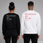 My pronouns are ALL-IN – Pullover mit Backprint, Frau in Schwarz und Mann in Weiß
