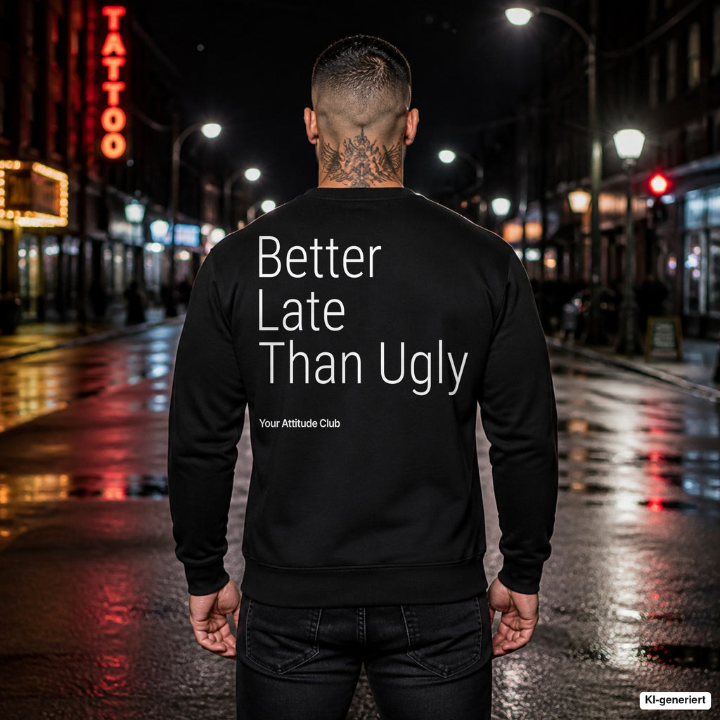 Better late than ugly – schwarzer Pullover mit weißem Backprint, Herren in der Stadt bei Nacht