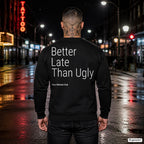 Better late than ugly – schwarzer Pullover mit weißem Backprint, Herren in der Stadt bei Nacht