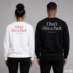 I don’t give a fuck – Pullover mit Backprint, Frau in Weiß mit rotem und Mann in Schwarz mit weißem Aufdruck