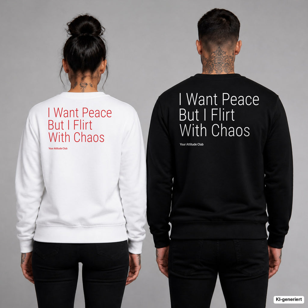 I want peace but I flirt with chaos – Pullover mit Backprint, Frau in Weiß mit rotem und Mann in Schwarz mit weißem Aufdruck