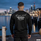 If you need a problem, I’m here – schwarzer Pullover mit weißem Backprint, Herren am Hafen