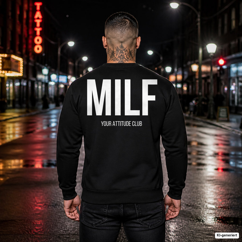 MILF – schwarzer Pullover mit weißem Backprint, Herren in der Stadt bei Nacht