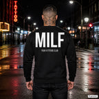 MILF – schwarzer Pullover mit weißem Backprint, Herren in der Stadt bei Nacht