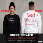 Need money – Pullover wahlweise mit Front- oder Backprint, Paar vor Betonwand