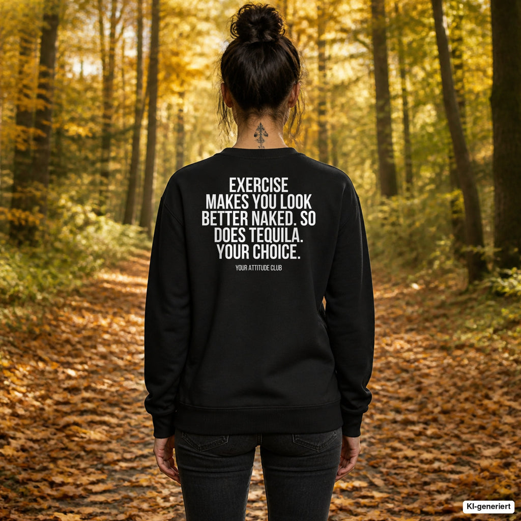 Exercise makes you look better naked. so does tequila. your choice – schwarzer Pullover mit weißem Backprint, Damen beim Herbstspaziergang